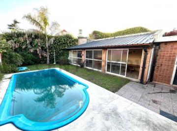 Oficina comercial · 111m² · 4 Ambientes · 1 Cochera · Venta Casa 4 Ambientes con Pileta y Jardin Apta Credito Moron