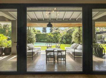 Casa · 550m² · 6 Ambientes · 1 Cochera · Casa en Venta, 5 Dorm. en Las Lomas de San Isidro, con Parrilla y Escritorio