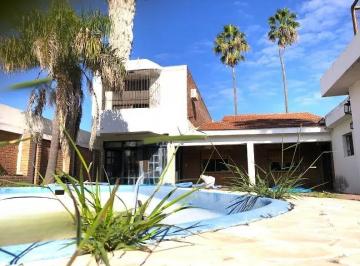 Casa de 8 ambientes, La Calera · Casa en Venta Centro de Calera - Muy Amplia
