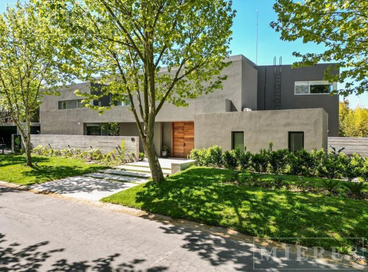 Casa · 753m² · 8 Ambientes · 4 Cocheras