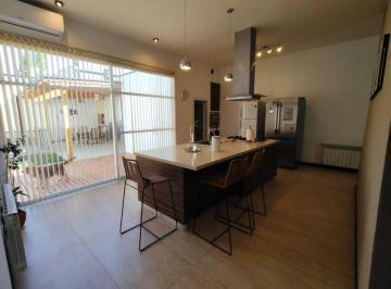 Casa · 184m² · 7 Ambientes · 2 Cocheras · Casa en Barrio La Alameda, Cipolletti