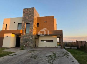 Casa · 216m² · 5 Ambientes · 2 Cocheras · Casa en Venta en San Sebastian, Escobar, G. B. a. Zona Norte