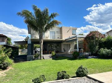 Casa · 250m² · 9 Ambientes · 2 Cocheras · Casa en Villa Rivera Indarte