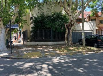Casa · 107m² · 3 Ambientes · 2 Cocheras · Venta Casa 3 Ambientes, a Refaccionar. Banfield.