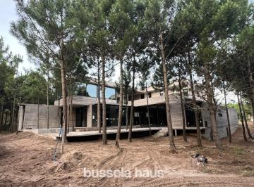 Casa · 560m² · 10 Ambientes · 5 Cocheras · Casa en Venta de 6 Dorm. con Pileta en Maritimo IV Costa Esmeralda