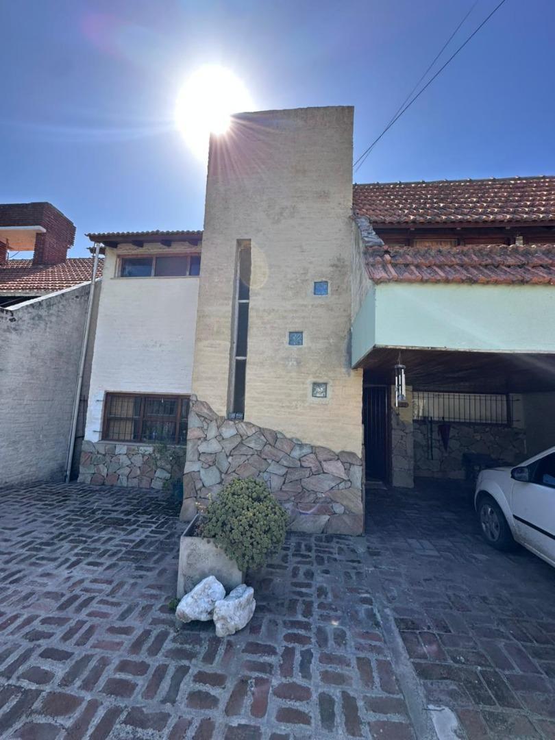 Casa 3 amb, 196m² con cochera para 2 autos — Caisamar