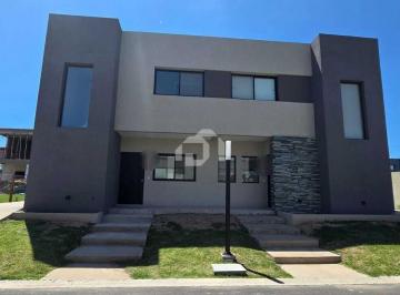 Casa · 121m² · 4 Ambientes · 2 Cocheras · Casa Dúplex en Venta en Spring Park, Pilar, G. B. a. Zona Norte