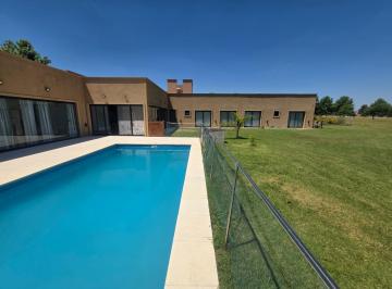 Casa · 210m² · 5 Ambientes · Venta Casa 5 Ambientes en Area 60 Barrio La Reserva en Una Sola Planta con Pileta