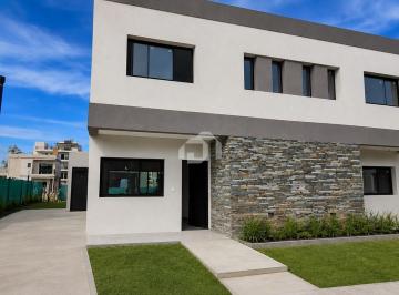 Casa · 120m² · 4 Ambientes · 2 Cocheras · Casa Dúplex en Venta en Spring Park, Pilar, G. B. a. Zona Norte