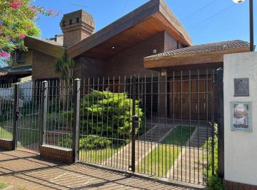Casa · 237m² · 3 Ambientes · 1 Cochera · Chalet en Venta de 3 Ambientes con Parque - Villa Club
