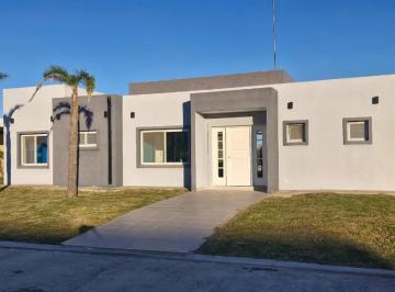 Casa · 147m² · 4 Ambientes · 1 Cochera · Casa de 4 Amb en Barrio Lagos de Canning