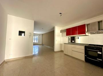 Casa de 4 ambientes, Vicente López · Excelente Tríplex 4 Ambientes con Patio y Cochera