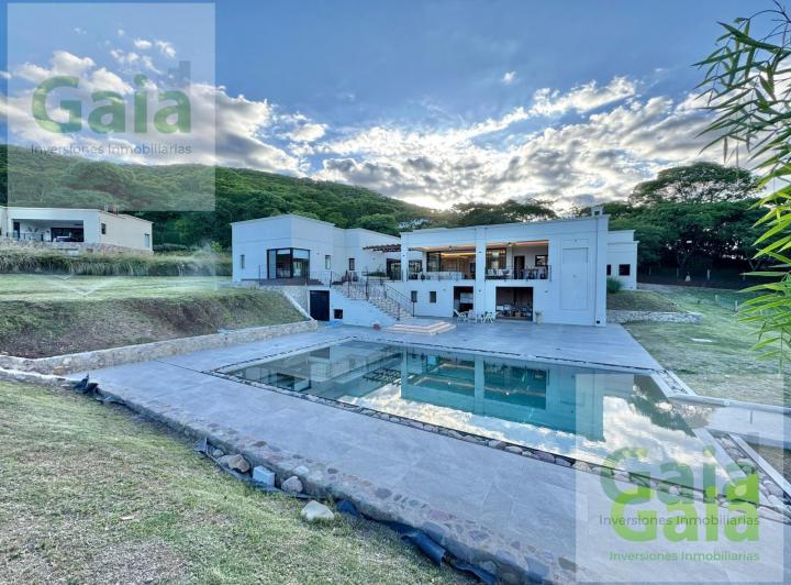 Casa · 590m² · 6 Ambientes · 2 Cocheras