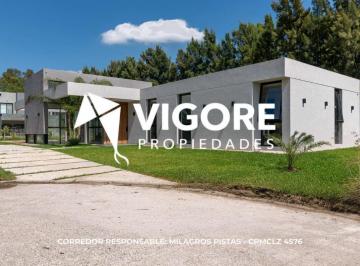 Casa de 4 ambientes, Esteban Echeverría · Casa 4 Ambientes 735 m² en Venta con Cochera en Lagos de Canning