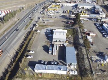 Bodega-Galpón · 10000m² · Alquiler de Oficinas con Galpón en Barrio Industrial