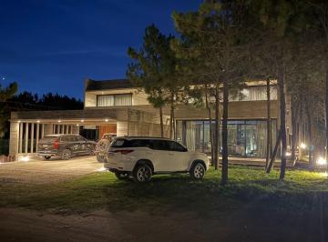 Casa · 485m² · 9 Ambientes · 4 Cocheras · Imponente y Moderna Casa de Diseño en Maritimo IV Costa Esmeralda