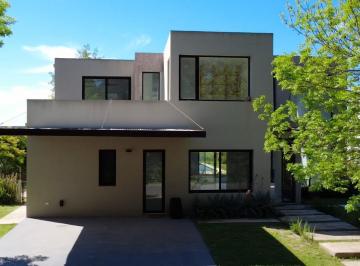 Casa · 1055m² · 8 Ambientes · Casa en Pilara