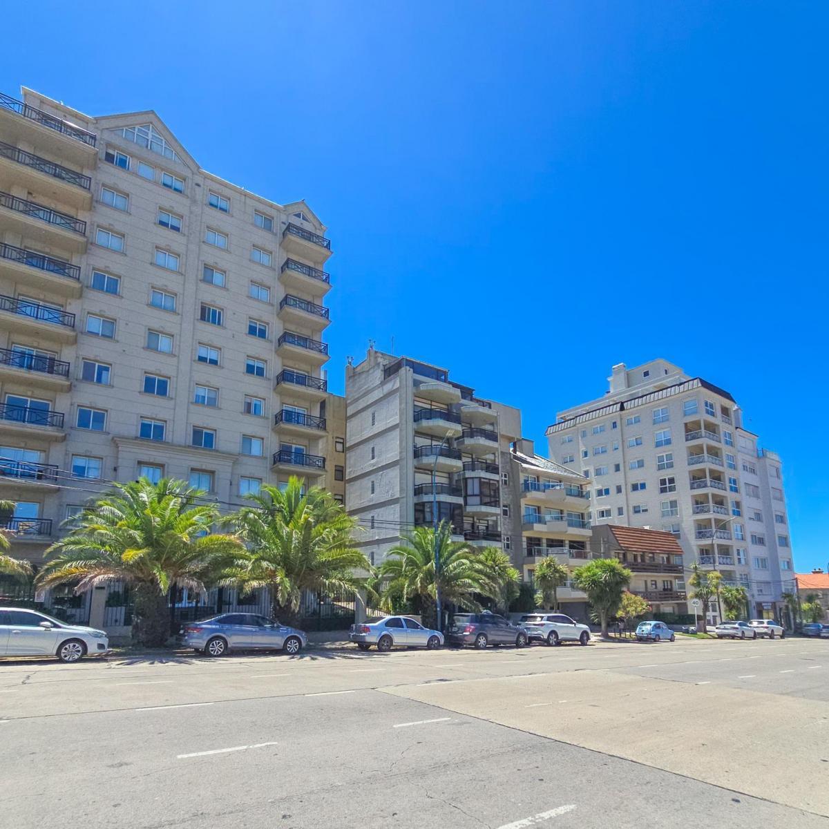 Semipiso 3 amb, 94m² con cochera y balcón — Av. Colón y Mendoza