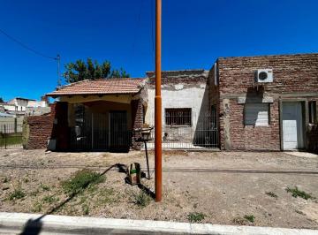 Casa de 3 ambientes, Cipolletti · Casa con Dpto a Refaccionar en Venta en Santa Clara