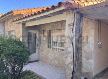 Casa · 251m² · 6 Ambientes · 3 Cocheras · Oportunidad! Venta de Casa Multifamiliar