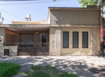 Casa · 145m² · 6 Ambientes · 1 Cochera · Venta - Casa Al Frente 3 Dorm. con Cochera - Tiro Suizo