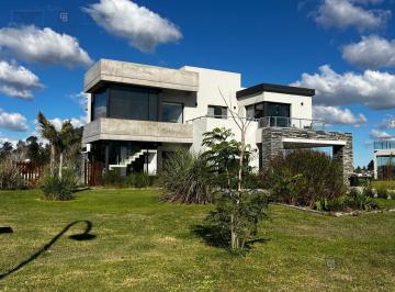 Casa · 336m² · 7 Ambientes · 2 Cocheras · Venta Casa 5 Ambientes Anticipo y Financiación Hasta 120 Cuotas La Victoria Polo Club La Plata