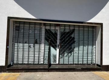 Local comercial , La Paternal · Local en La Paternal con Cortina Maya en Esquina