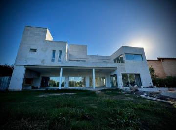 Casa · 700m² · 10 Ambientes · 2 Cocheras · Casa en Venta 4 Dorm. Country Altos del Chateau Estrenar