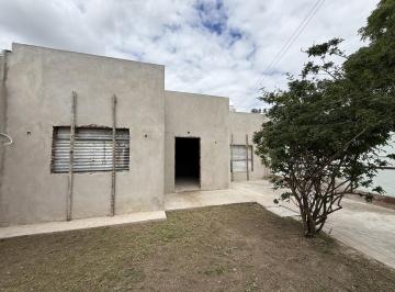 Casa · 90m² · 3 Ambientes · 1 Cochera · Casa en Venta Hecha a Nueva, de 3 Dorm., Superficie Total de 325 m², Centro de Campana