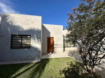 Casa · 90m² · 3 Ambientes · 1 Cochera · Casa en Venta Hecha a Nueva, de 3 Dorm., Superficie Total de 325 m², Centro de Campana