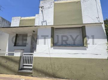 Casa · 93m² · 4 Ambientes · 60 Entre 137 y 138 Casa en Venta Excelente Ubicacion Centro de Los Hornos