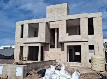 Casa de 6 ambientes, Córdoba · Dúplex en Venta Docta Av - 3 Dorm. 3 Baños - Frente a Plaza - Oportunidad de Inversión