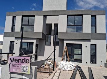 Casa de 6 ambientes, Córdoba · Dúplex en Venta Docta Av - 3 Dorm. 3 Baños - Frente a Plaza - Oportunidad de Inversión