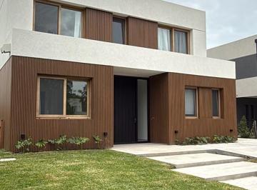 Casa · 343m² · 7 Ambientes · 2 Cocheras · Casa en Venta en Carpinchos, Nordelta, Tigre