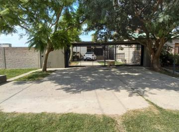 Quinta vacacional · 122m² · 4 Ambientes · 2 Cocheras · Quinta de 2 Dorm. en Excelente Estado en Sauce Viejo