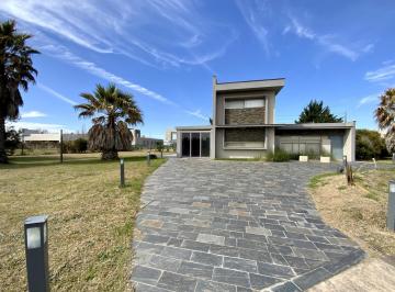 Casa · 230m² · 10 Ambientes · Casa en Venta Puerto Roldan