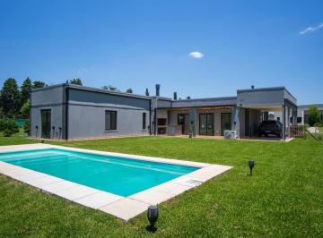 Casa · 125m² · 4 Ambientes · 4 Cocheras · Venta Casa de 4 Ambientes en Prados del Oeste, Moreno
