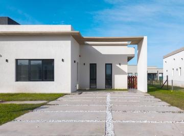 Casa · 165m² · 4 Ambientes · 2 Cocheras · Venta Casa 4 Ambientes a Estrenar en Prados del Oeste.