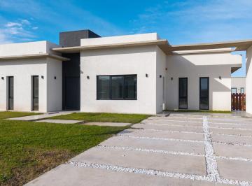 Casa · 165m² · 4 Ambientes · 2 Cocheras · Venta de Casa 5 Ambientes en Prados del Oeste Moreno