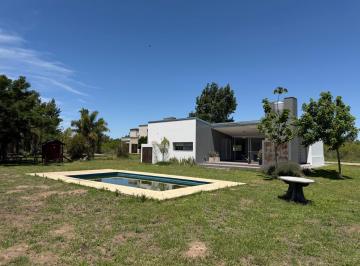 Casa · 1141m² · 5 Ambientes · 1 Cochera · Venta, Hermosa y Moderna Casa en Villa California