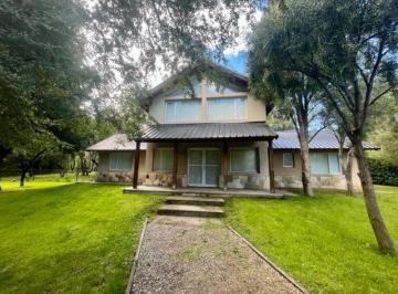 Casa · 200m² · 4 Ambientes · Casa de 3 Dorm., 3 Baños en Villa Lago Gutiérrez.