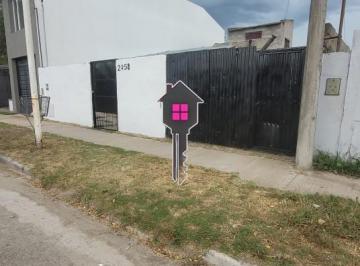 Casa · 90m² · 6 Ambientes · 3 Cocheras · Venta Casa 2 Dorm.