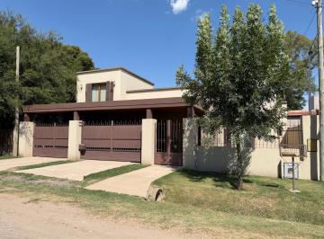 Casa · 172m² · 5 Ambientes · 2 Cocheras · Casa en Lobos