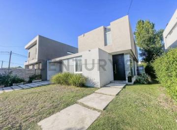 Casa · 193m² · 6 Ambientes · 2 Cocheras · Casa en Venta en City Bell El Quimilar de 4 Dorm.