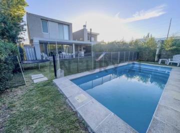 Casa · 193m² · 6 Ambientes · 2 Cocheras · Casa en Venta en City Bell El Quimilar de 4 Dorm.