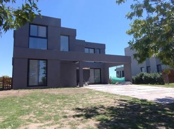 Casa · 200m² · 5 Ambientes · 3 Cocheras · Casa en Venta, 5 Ambientes, en Barrio Golf, El Cantón, Escobar, Gba Norte