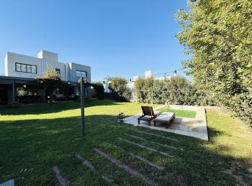 Casa · 240m² · 3 Ambientes · 3 Cocheras · ¡Venta! Hermosa Casa en La Morada - Villa Allende ¡Con Escritura!