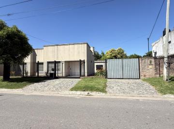 Casa · 219m² · 4 Ambientes · 2 Cocheras · Casa en Calle Larrea 932, Cañuelas