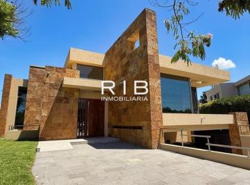 Casa · 428m² · 5 Ambientes · 8 Cocheras · Excepcional Propiedad Sobre Parque Central