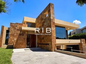 Casa de 5 ambientes Venta USD 1.700.000 · Excepcional Propiedad Sobre Parque Central